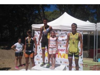Toni Sales i Ana Cèlia Creus guanyadors de la VIII Triatló First Sun Mallorca de Cala Agulla