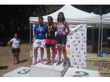 Toni Sales i Ana Cèlia Creus guanyadors de la VIII Triatló First Sun Mallorca de Cala Agulla