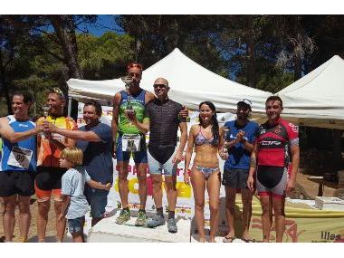 Toni Sales i Ana Cèlia Creus guanyadors de la VIII Triatló First Sun Mallorca de Cala Agulla