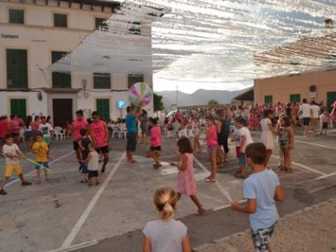 La plaça del Sitjar s’omple de rosa per celebrar el primer ‘tardeo gabellí’