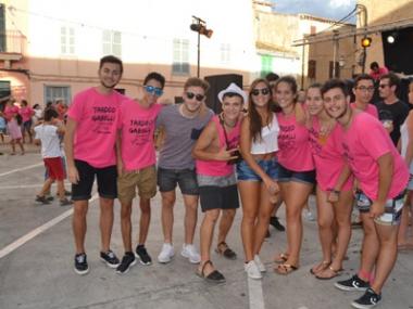 La plaça del Sitjar s’omple de rosa per celebrar el primer ‘tardeo gabellí’