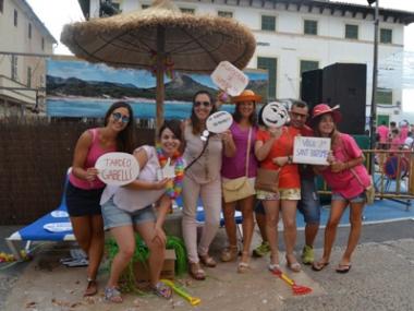 La plaça del Sitjar s’omple de rosa per celebrar el primer ‘tardeo gabellí’