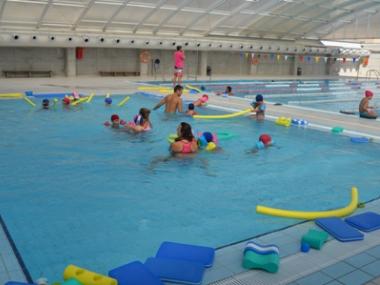 Els nins i nines de les escoletes municipals es fiquen a la piscina