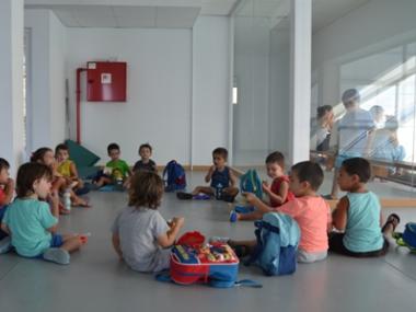 Els nins i nines de les escoletes municipals es fiquen a la piscina