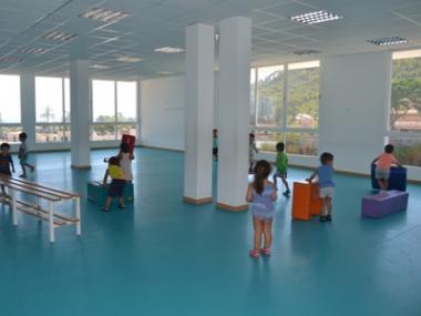 Els nins i nines de les escoletes municipals es fiquen a la piscina