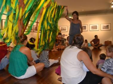 Grans i petits canten i ballen amb ‘Moixonies per créixer’