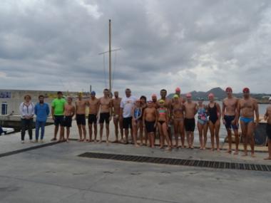 Xisco Gayà i Atila Prats, campions de la IV Travessa nedant del moll a Son Moll 