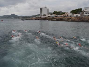 Xisco Gayà i Atila Prats, campions de la IV Travessa nedant del moll a Son Moll 