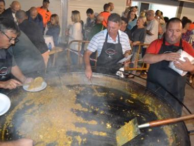 El moll s’omple de gent per tastar la paella dels mariners