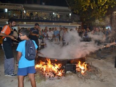 El moll s’omple de gent per tastar la paella dels mariners