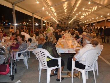 El moll s’omple de gent per tastar la paella dels mariners