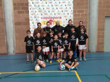 Els nins i nines de Capdepera viuen el futbol sala amb el Palma Futsal