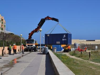 Comença la recuperació de la zona afectada pel vessament del cable elèctric a Cala Mesquida
