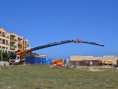 Comença la recuperació de la zona afectada pel vessament del cable elèctric a Cala Mesquida