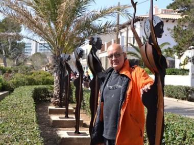 Comença la instal·lació de l’exposició ‘Ballant amb les ones’, de Miguel Sarasate