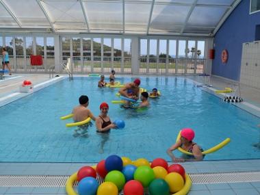 Els usuaris de la residència SARQUAVITAE visiten la piscina municipal