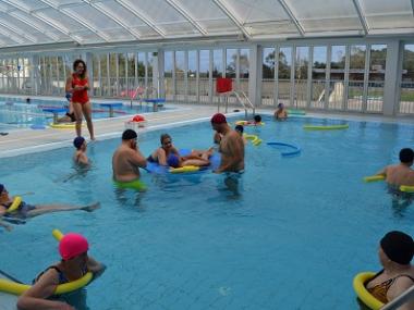 Els usuaris de la residència SARQUAVITAE visiten la piscina municipal