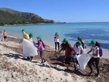 Els alumnes de primer d'ESO de l'IES Capdepera netejen cala Agulla