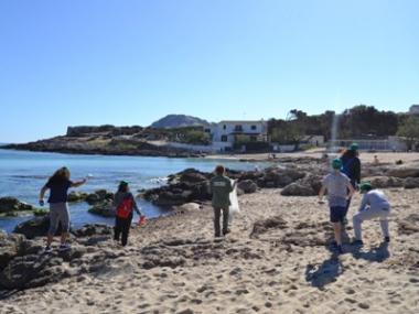 Els alumnes de primer d'ESO de l'IES Capdepera netejen cala Agulla