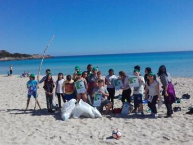 Els alumnes de primer d'ESO de l'IES Capdepera netejen cala Agulla