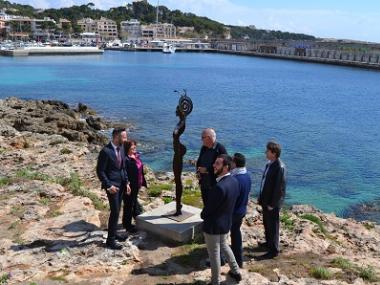 Sarasate inaugura l’exposició ‘Ballant amb les ones’ al passeig Marítim de Cala Rajada