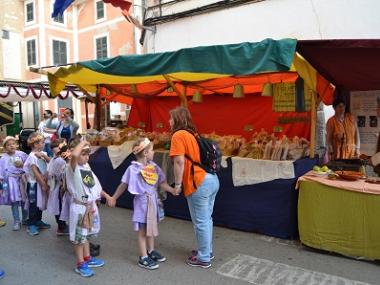 Els escolars s’endinsen dins l’Edat Mitjana amb el Mercat Medieval de Capdepera