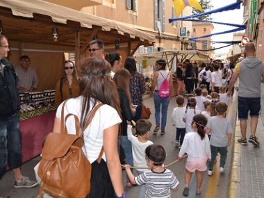 Els escolars s’endinsen dins l’Edat Mitjana amb el Mercat Medieval de Capdepera