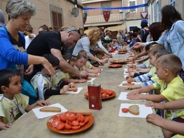 Els escolars s’endinsen dins l’Edat Mitjana amb el Mercat Medieval de Capdepera