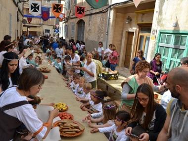 Els escolars s’endinsen dins l’Edat Mitjana amb el Mercat Medieval de Capdepera