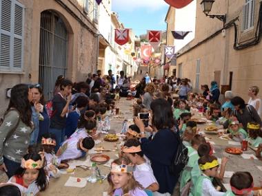 Els escolars s’endinsen dins l’Edat Mitjana amb el Mercat Medieval de Capdepera