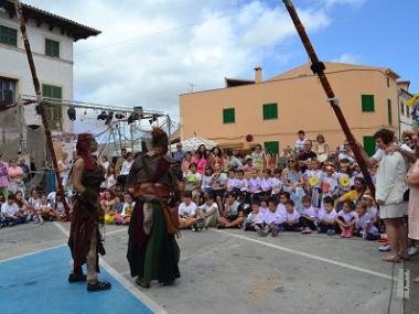 Els escolars s’endinsen dins l’Edat Mitjana amb el Mercat Medieval de Capdepera