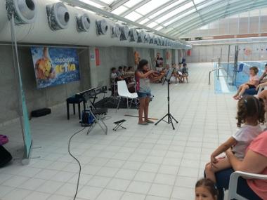 El cicle d’interludis musicals conclou amb un refrescant concert a la piscina municipal