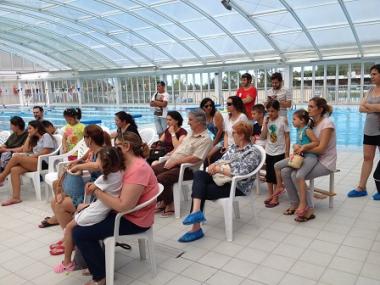 El cicle d’interludis musicals conclou amb un refrescant concert a la piscina municipal