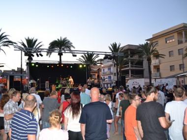 El concert solidari Rock i Tapes ajuda a les associacions ‘Som aquí gabellins’ i ‘Amics de l’Escola de Música’