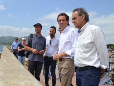 El conseller Marc Pons ha visitat el port de Cala Rajada on ja estan finalitzades les obres de reparació del dic danyat pel temporal de gener