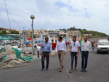 El conseller Marc Pons ha visitat el port de Cala Rajada on ja estan finalitzades les obres de reparació del dic danyat pel temporal de gener