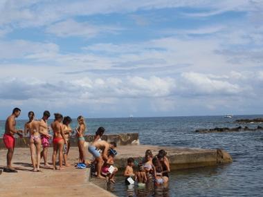 Els alumnes del taller de teatre gaudeixen d’una activitat ambiental per conèixer el fons marí