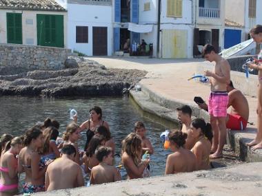 Els alumnes del taller de teatre gaudeixen d’una activitat ambiental per conèixer el fons marí