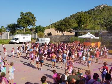 L'aparcament de la piscina s'omple de colors amb la festa Holly