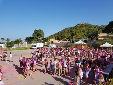 L'aparcament de la piscina s'omple de colors amb la festa Holly