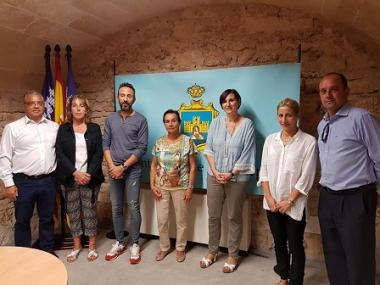 Els doblers recaptats a l’exposició Postals d’una vida es destinaran a la construcció de tres cases a la Índia amb la Fundació Vicente Ferrer