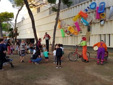 El cap de setmana de la Nit de les Arts acull artistes i públic a plaça del Centre Cap Vermell