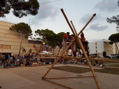 El cap de setmana de la Nit de les Arts acull artistes i públic a plaça del Centre Cap Vermell