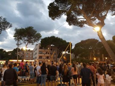 El cap de setmana de la Nit de les Arts acull artistes i públic a plaça del Centre Cap Vermell