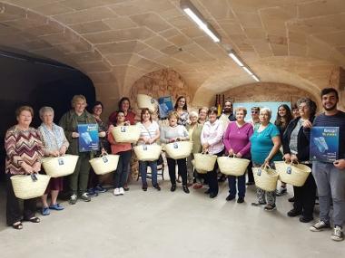 Els guanyadors del sorteig de la campanya ‘Bossa? No, gràcies’ s’emporten una senalleta feta a Capdepera
