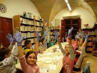 Les biblioteques organitzen un taller sobre l’ADN on els joves detectius descobreixen què és i per a què serveix