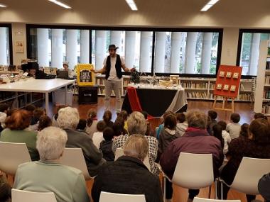 Els padrins i els nins han gaudit plegats d’un conta contes dins una experiència pilot d’un projecte intergeneracional de les Biblioteques municipals de Capdepera