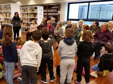 Els padrins i els nins han gaudit plegats d’un conta contes dins una experiència pilot d’un projecte intergeneracional de les Biblioteques municipals de Capdepera