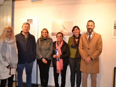 Els doblers recaptats amb l’exposició ‘Postals d’una vida’ serviran per construir cases a la Índia amb la Fundació Vicente Ferrer