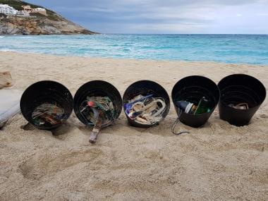 El projecte europeu ACT4LITTER fa un mostreig a la platja de cala Mesquida dins la Reserva Marina de Llevant